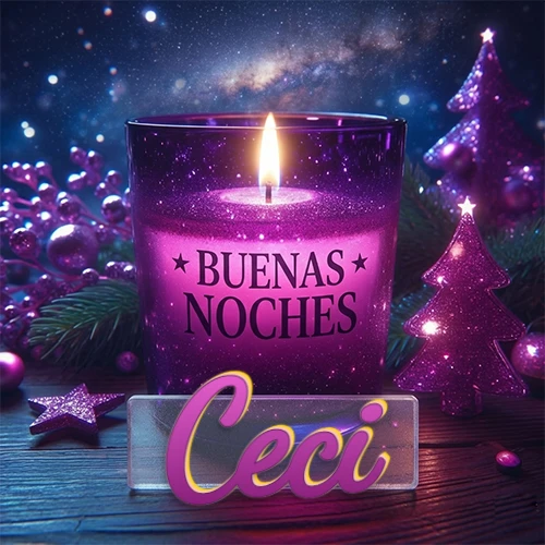 Vela morada brillante dentro de un vaso de vidrio, con la frase 'BUENAS NOCHES', rodeada de adornos festivos brillantes y pequeños árboles de Navidad bajo un cielo nocturno estrellado. El nombre aparece en un marco de vidrio transparente rectangular debajo del vaso. Nombre personalizado: Ceci.