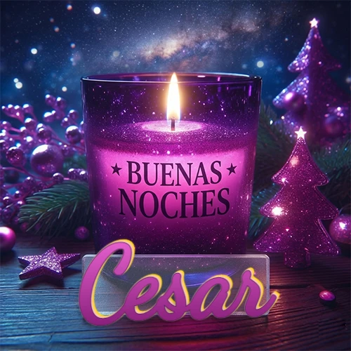 Vela morada brillante dentro de un vaso de vidrio, con la frase 'BUENAS NOCHES', rodeada de adornos festivos brillantes y pequeños árboles de Navidad bajo un cielo nocturno estrellado. El nombre aparece en un marco de vidrio transparente rectangular debajo del vaso. Nombre personalizado: Cesar.