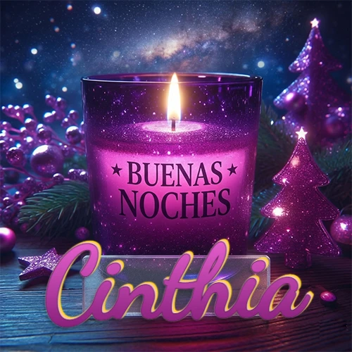 Vela morada brillante dentro de un vaso de vidrio, con la frase 'BUENAS NOCHES', rodeada de adornos festivos brillantes y pequeños árboles de Navidad bajo un cielo nocturno estrellado. El nombre aparece en un marco de vidrio transparente rectangular debajo del vaso. Nombre personalizado: Cinthia.