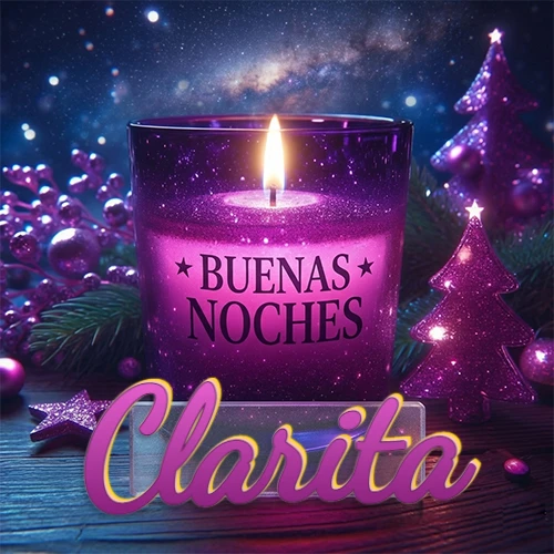 Vela morada brillante dentro de un vaso de vidrio, con la frase 'BUENAS NOCHES', rodeada de adornos festivos brillantes y pequeños árboles de Navidad bajo un cielo nocturno estrellado. El nombre aparece en un marco de vidrio transparente rectangular debajo del vaso. Nombre personalizado: Clarita.