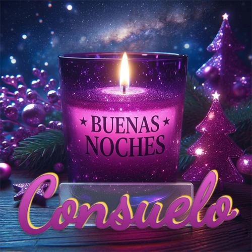 Vela morada brillante dentro de un vaso de vidrio, con la frase 'BUENAS NOCHES', rodeada de adornos festivos brillantes y pequeños árboles de Navidad bajo un cielo nocturno estrellado. El nombre aparece en un marco de vidrio transparente rectangular debajo del vaso. Nombre personalizado: Consuelo.