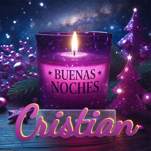 Vela morada brillante dentro de un vaso de vidrio, con la frase 'BUENAS NOCHES', rodeada de adornos festivos brillantes y pequeños árboles de Navidad bajo un cielo nocturno estrellado. El nombre aparece en un marco de vidrio transparente rectangular debajo del vaso. Nombre personalizado: Cristian.