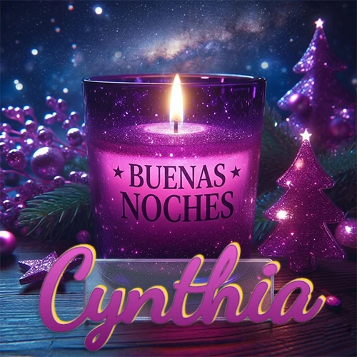 Vela morada brillante dentro de un vaso de vidrio, con la frase 'BUENAS NOCHES', rodeada de adornos festivos brillantes y pequeños árboles de Navidad bajo un cielo nocturno estrellado. El nombre aparece en un marco de vidrio transparente rectangular debajo del vaso. Nombre personalizado: Cynthia.