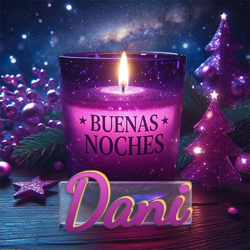 Vela morada brillante dentro de un vaso de vidrio, con la frase 'BUENAS NOCHES', rodeada de adornos festivos brillantes y pequeños árboles de Navidad bajo un cielo nocturno estrellado. El nombre aparece en un marco de vidrio transparente rectangular debajo del vaso. Nombre personalizado: Dani.