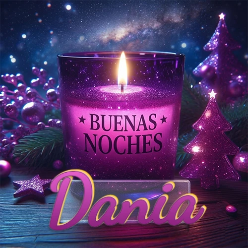 Vela morada brillante dentro de un vaso de vidrio, con la frase 'BUENAS NOCHES', rodeada de adornos festivos brillantes y pequeños árboles de Navidad bajo un cielo nocturno estrellado. El nombre aparece en un marco de vidrio transparente rectangular debajo del vaso. Nombre personalizado: Dania.