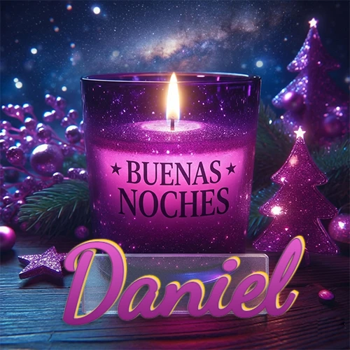 Vela morada brillante dentro de un vaso de vidrio, con la frase 'BUENAS NOCHES', rodeada de adornos festivos brillantes y pequeños árboles de Navidad bajo un cielo nocturno estrellado. El nombre aparece en un marco de vidrio transparente rectangular debajo del vaso. Nombre personalizado: Daniel.