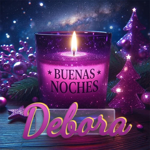 Vela morada brillante dentro de un vaso de vidrio, con la frase 'BUENAS NOCHES', rodeada de adornos festivos brillantes y pequeños árboles de Navidad bajo un cielo nocturno estrellado. El nombre aparece en un marco de vidrio transparente rectangular debajo del vaso. Nombre personalizado: Debora.