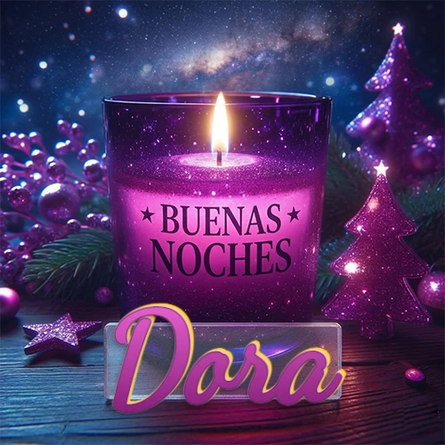 Vela morada brillante dentro de un vaso de vidrio, con la frase 'BUENAS NOCHES', rodeada de adornos festivos brillantes y pequeños árboles de Navidad bajo un cielo nocturno estrellado. El nombre aparece en un marco de vidrio transparente rectangular debajo del vaso. Nombre personalizado: Dora.