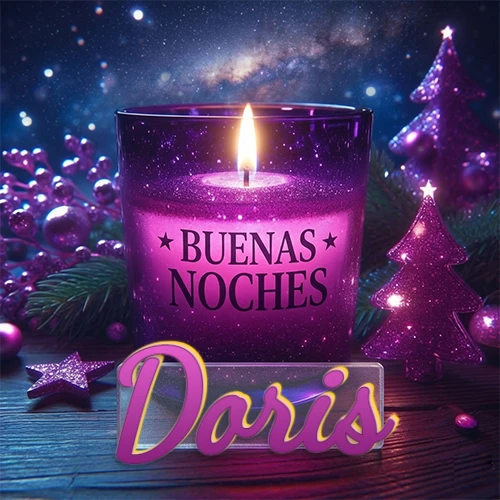 Vela morada brillante dentro de un vaso de vidrio, con la frase 'BUENAS NOCHES', rodeada de adornos festivos brillantes y pequeños árboles de Navidad bajo un cielo nocturno estrellado. El nombre aparece en un marco de vidrio transparente rectangular debajo del vaso. Nombre personalizado: Doris.