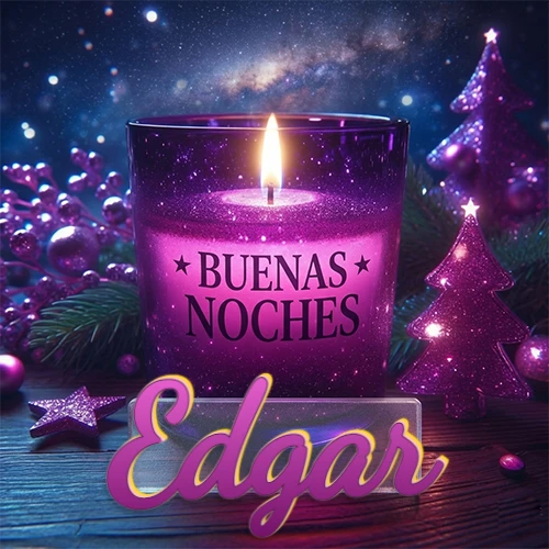 Vela morada brillante dentro de un vaso de vidrio, con la frase 'BUENAS NOCHES', rodeada de adornos festivos brillantes y pequeños árboles de Navidad bajo un cielo nocturno estrellado. El nombre aparece en un marco de vidrio transparente rectangular debajo del vaso. Nombre personalizado: Edgar.