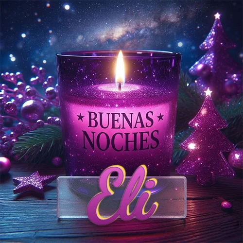 Vela morada brillante dentro de un vaso de vidrio, con la frase 'BUENAS NOCHES', rodeada de adornos festivos brillantes y pequeños árboles de Navidad bajo un cielo nocturno estrellado. El nombre aparece en un marco de vidrio transparente rectangular debajo del vaso. Nombre personalizado: Eli.