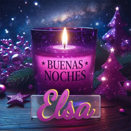 Vela morada brillante dentro de un vaso de vidrio, con la frase 'BUENAS NOCHES', rodeada de adornos festivos brillantes y pequeños árboles de Navidad bajo un cielo nocturno estrellado. El nombre aparece en un marco de vidrio transparente rectangular debajo del vaso. Nombre personalizado: Elsa.