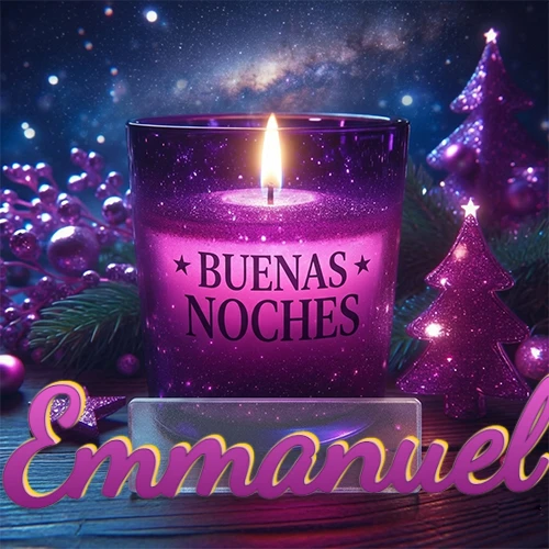 Vela morada brillante dentro de un vaso de vidrio, con la frase 'BUENAS NOCHES', rodeada de adornos festivos brillantes y pequeños árboles de Navidad bajo un cielo nocturno estrellado. El nombre aparece en un marco de vidrio transparente rectangular debajo del vaso. Nombre personalizado: Emmanuel.