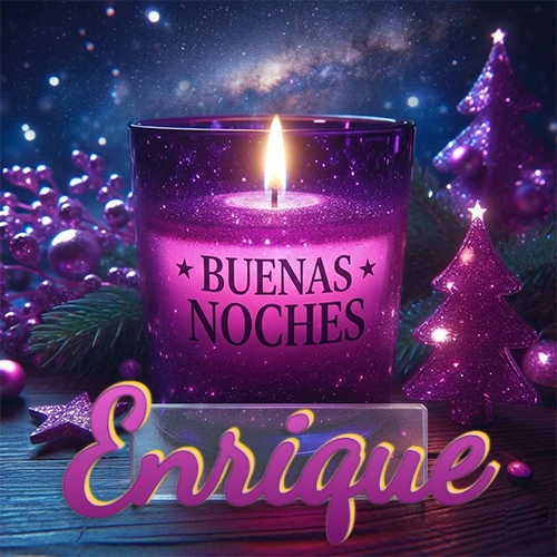Vela morada brillante dentro de un vaso de vidrio, con la frase 'BUENAS NOCHES', rodeada de adornos festivos brillantes y pequeños árboles de Navidad bajo un cielo nocturno estrellado. El nombre aparece en un marco de vidrio transparente rectangular debajo del vaso. Nombre personalizado: Enrique.