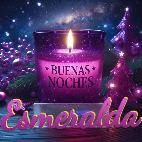 Vela morada brillante dentro de un vaso de vidrio, con la frase 'BUENAS NOCHES', rodeada de adornos festivos brillantes y pequeños árboles de Navidad bajo un cielo nocturno estrellado. El nombre aparece en un marco de vidrio transparente rectangular debajo del vaso. Nombre personalizado: Esmeralda.
