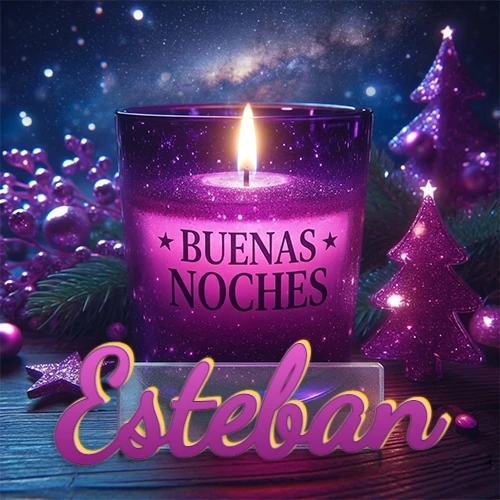 Vela morada brillante dentro de un vaso de vidrio, con la frase 'BUENAS NOCHES', rodeada de adornos festivos brillantes y pequeños árboles de Navidad bajo un cielo nocturno estrellado. El nombre aparece en un marco de vidrio transparente rectangular debajo del vaso. Nombre personalizado: Esteban.