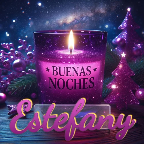 Vela morada brillante dentro de un vaso de vidrio, con la frase 'BUENAS NOCHES', rodeada de adornos festivos brillantes y pequeños árboles de Navidad bajo un cielo nocturno estrellado. El nombre aparece en un marco de vidrio transparente rectangular debajo del vaso. Nombre personalizado: Estefany.