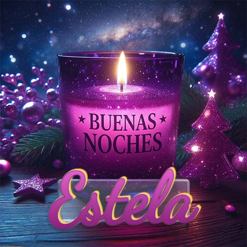 Vela morada brillante dentro de un vaso de vidrio, con la frase 'BUENAS NOCHES', rodeada de adornos festivos brillantes y pequeños árboles de Navidad bajo un cielo nocturno estrellado. El nombre aparece en un marco de vidrio transparente rectangular debajo del vaso. Nombre personalizado: Estela.