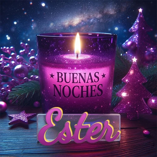 Vela morada brillante dentro de un vaso de vidrio, con la frase 'BUENAS NOCHES', rodeada de adornos festivos brillantes y pequeños árboles de Navidad bajo un cielo nocturno estrellado. El nombre aparece en un marco de vidrio transparente rectangular debajo del vaso. Nombre personalizado: Ester.