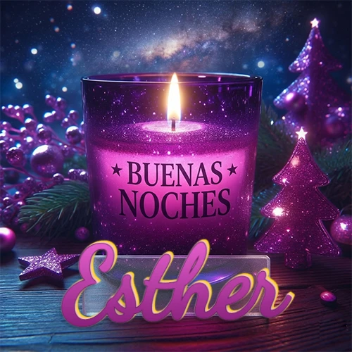 Vela morada brillante dentro de un vaso de vidrio, con la frase 'BUENAS NOCHES', rodeada de adornos festivos brillantes y pequeños árboles de Navidad bajo un cielo nocturno estrellado. El nombre aparece en un marco de vidrio transparente rectangular debajo del vaso. Nombre personalizado: Esther.
