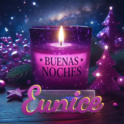 Vela morada brillante dentro de un vaso de vidrio, con la frase 'BUENAS NOCHES', rodeada de adornos festivos brillantes y pequeños árboles de Navidad bajo un cielo nocturno estrellado. El nombre aparece en un marco de vidrio transparente rectangular debajo del vaso. Nombre personalizado: Eunice.