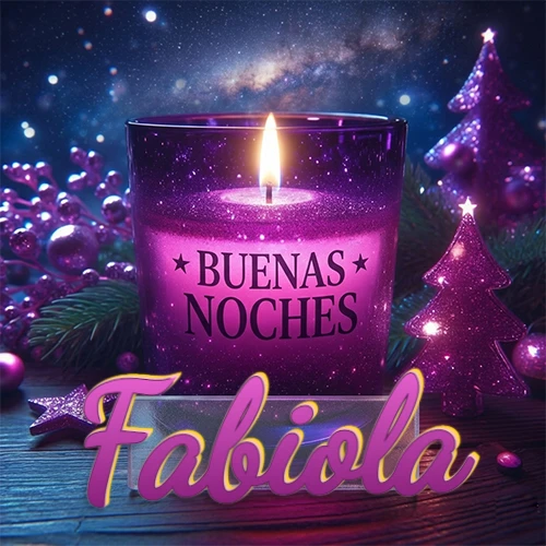 Vela morada brillante dentro de un vaso de vidrio, con la frase 'BUENAS NOCHES', rodeada de adornos festivos brillantes y pequeños árboles de Navidad bajo un cielo nocturno estrellado. El nombre aparece en un marco de vidrio transparente rectangular debajo del vaso. Nombre personalizado: Fabiola.