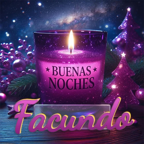 Vela morada brillante dentro de un vaso de vidrio, con la frase 'BUENAS NOCHES', rodeada de adornos festivos brillantes y pequeños árboles de Navidad bajo un cielo nocturno estrellado. El nombre aparece en un marco de vidrio transparente rectangular debajo del vaso. Nombre personalizado: Facundo.