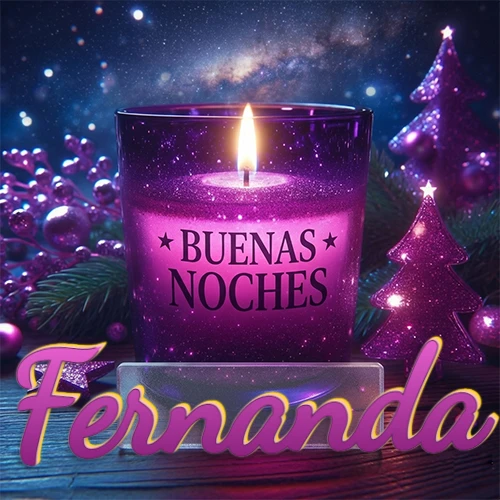 Vela morada brillante dentro de un vaso de vidrio, con la frase 'BUENAS NOCHES', rodeada de adornos festivos brillantes y pequeños árboles de Navidad bajo un cielo nocturno estrellado. El nombre aparece en un marco de vidrio transparente rectangular debajo del vaso. Nombre personalizado: Fernanda.