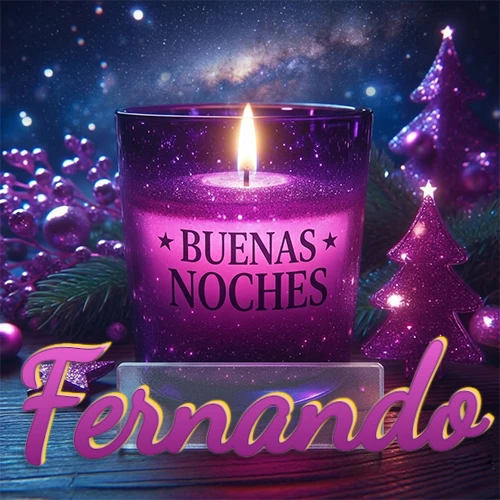 Vela morada brillante dentro de un vaso de vidrio, con la frase 'BUENAS NOCHES', rodeada de adornos festivos brillantes y pequeños árboles de Navidad bajo un cielo nocturno estrellado. El nombre aparece en un marco de vidrio transparente rectangular debajo del vaso. Nombre personalizado: Fernando.