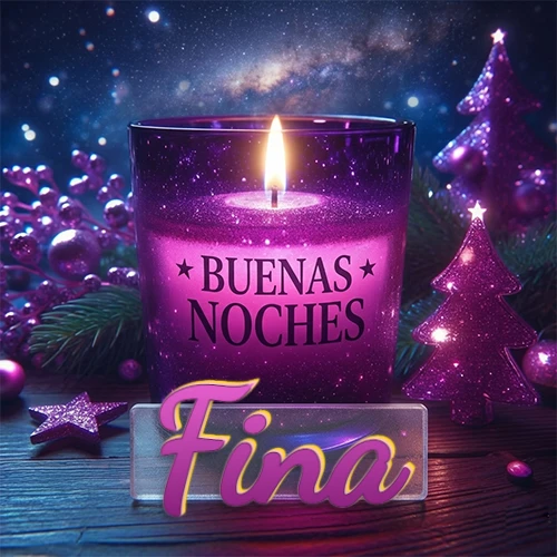 Vela morada brillante dentro de un vaso de vidrio, con la frase 'BUENAS NOCHES', rodeada de adornos festivos brillantes y pequeños árboles de Navidad bajo un cielo nocturno estrellado. El nombre aparece en un marco de vidrio transparente rectangular debajo del vaso. Nombre personalizado: Fina.