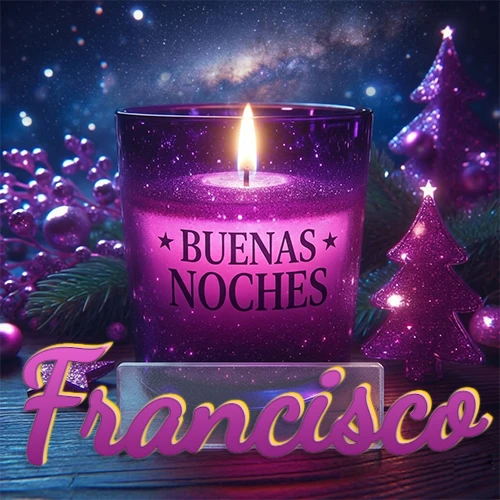 Vela morada brillante dentro de un vaso de vidrio, con la frase 'BUENAS NOCHES', rodeada de adornos festivos brillantes y pequeños árboles de Navidad bajo un cielo nocturno estrellado. El nombre aparece en un marco de vidrio transparente rectangular debajo del vaso. Nombre personalizado: Francisco.