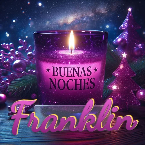Vela morada brillante dentro de un vaso de vidrio, con la frase 'BUENAS NOCHES', rodeada de adornos festivos brillantes y pequeños árboles de Navidad bajo un cielo nocturno estrellado. El nombre aparece en un marco de vidrio transparente rectangular debajo del vaso. Nombre personalizado: Franklin.