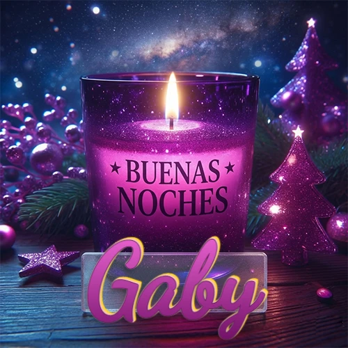 Vela morada brillante dentro de un vaso de vidrio, con la frase 'BUENAS NOCHES', rodeada de adornos festivos brillantes y pequeños árboles de Navidad bajo un cielo nocturno estrellado. El nombre aparece en un marco de vidrio transparente rectangular debajo del vaso. Nombre personalizado: Gaby.