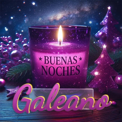 Vela morada brillante dentro de un vaso de vidrio, con la frase 'BUENAS NOCHES', rodeada de adornos festivos brillantes y pequeños árboles de Navidad bajo un cielo nocturno estrellado. El nombre aparece en un marco de vidrio transparente rectangular debajo del vaso. Nombre personalizado: Galeano.