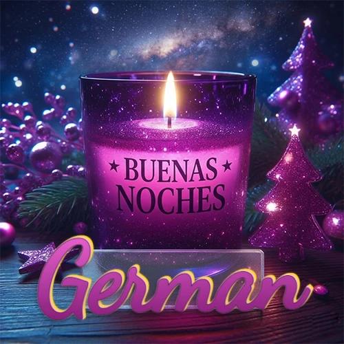 Vela morada brillante dentro de un vaso de vidrio, con la frase 'BUENAS NOCHES', rodeada de adornos festivos brillantes y pequeños árboles de Navidad bajo un cielo nocturno estrellado. El nombre aparece en un marco de vidrio transparente rectangular debajo del vaso. Nombre personalizado: German.
