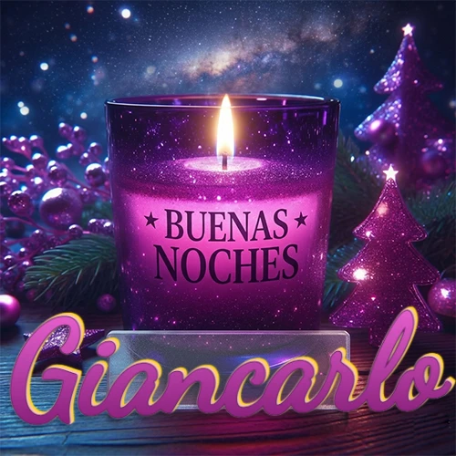 Vela morada brillante dentro de un vaso de vidrio, con la frase 'BUENAS NOCHES', rodeada de adornos festivos brillantes y pequeños árboles de Navidad bajo un cielo nocturno estrellado. El nombre aparece en un marco de vidrio transparente rectangular debajo del vaso. Nombre personalizado: Giancarlo.
