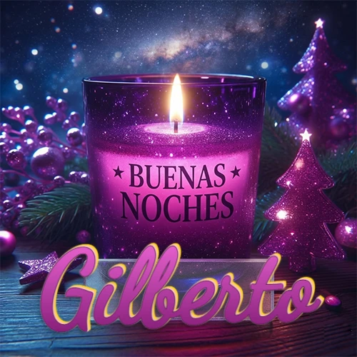 Vela morada brillante dentro de un vaso de vidrio, con la frase 'BUENAS NOCHES', rodeada de adornos festivos brillantes y pequeños árboles de Navidad bajo un cielo nocturno estrellado. El nombre aparece en un marco de vidrio transparente rectangular debajo del vaso. Nombre personalizado: Gilberto.
