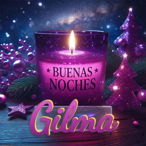 Vela morada brillante dentro de un vaso de vidrio, con la frase 'BUENAS NOCHES', rodeada de adornos festivos brillantes y pequeños árboles de Navidad bajo un cielo nocturno estrellado. El nombre aparece en un marco de vidrio transparente rectangular debajo del vaso. Nombre personalizado: Gilma.