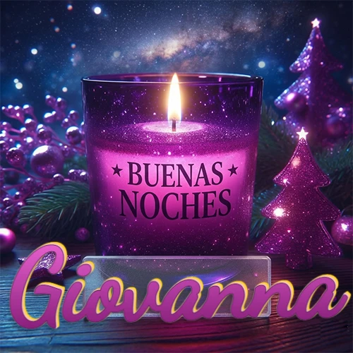 Vela morada brillante dentro de un vaso de vidrio, con la frase 'BUENAS NOCHES', rodeada de adornos festivos brillantes y pequeños árboles de Navidad bajo un cielo nocturno estrellado. El nombre aparece en un marco de vidrio transparente rectangular debajo del vaso. Nombre personalizado: Giovanna.
