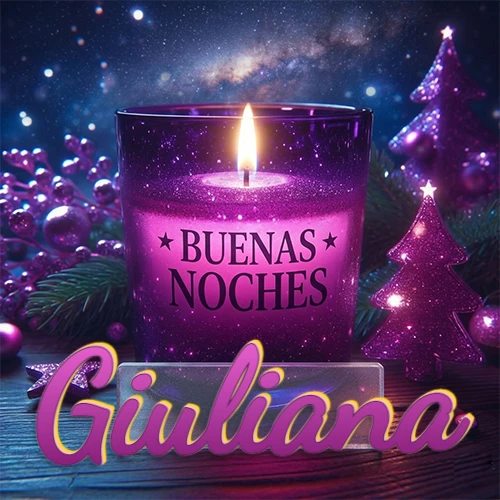 Vela morada brillante dentro de un vaso de vidrio, con la frase 'BUENAS NOCHES', rodeada de adornos festivos brillantes y pequeños árboles de Navidad bajo un cielo nocturno estrellado. El nombre aparece en un marco de vidrio transparente rectangular debajo del vaso. Nombre personalizado: Giuliana.