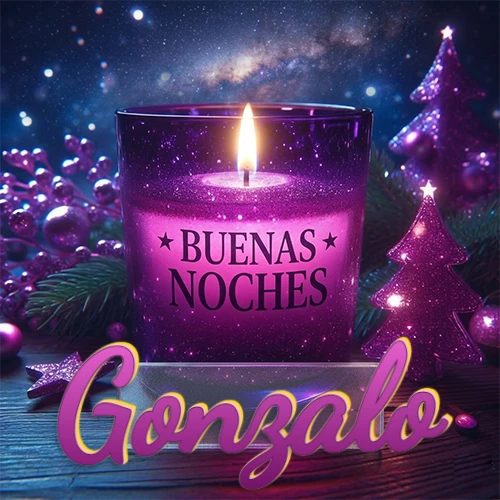 Vela morada brillante dentro de un vaso de vidrio, con la frase 'BUENAS NOCHES', rodeada de adornos festivos brillantes y pequeños árboles de Navidad bajo un cielo nocturno estrellado. El nombre aparece en un marco de vidrio transparente rectangular debajo del vaso. Nombre personalizado: Gonzalo.