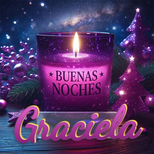 Vela morada brillante dentro de un vaso de vidrio, con la frase 'BUENAS NOCHES', rodeada de adornos festivos brillantes y pequeños árboles de Navidad bajo un cielo nocturno estrellado. El nombre aparece en un marco de vidrio transparente rectangular debajo del vaso. Nombre personalizado: Graciela.
