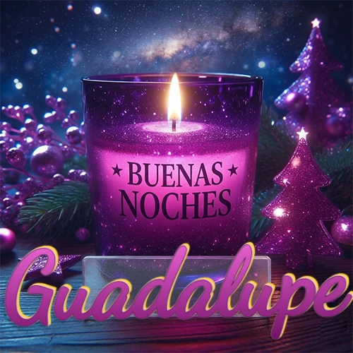 Vela morada brillante dentro de un vaso de vidrio, con la frase 'BUENAS NOCHES', rodeada de adornos festivos brillantes y pequeños árboles de Navidad bajo un cielo nocturno estrellado. El nombre aparece en un marco de vidrio transparente rectangular debajo del vaso. Nombre personalizado: Guadalupe.