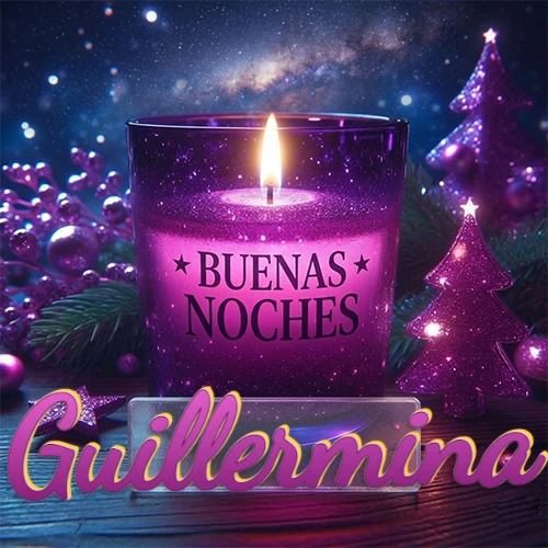 Vela morada brillante dentro de un vaso de vidrio, con la frase 'BUENAS NOCHES', rodeada de adornos festivos brillantes y pequeños árboles de Navidad bajo un cielo nocturno estrellado. El nombre aparece en un marco de vidrio transparente rectangular debajo del vaso. Nombre personalizado: Guillermina.