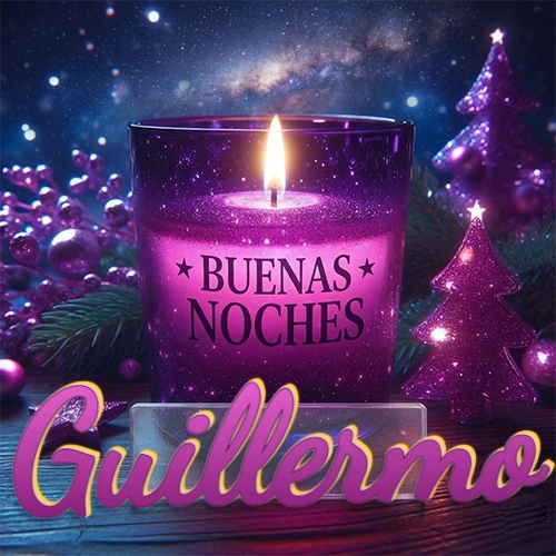 Vela morada brillante dentro de un vaso de vidrio, con la frase 'BUENAS NOCHES', rodeada de adornos festivos brillantes y pequeños árboles de Navidad bajo un cielo nocturno estrellado. El nombre aparece en un marco de vidrio transparente rectangular debajo del vaso. Nombre personalizado: Guillermo.
