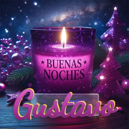 Vela morada brillante dentro de un vaso de vidrio, con la frase 'BUENAS NOCHES', rodeada de adornos festivos brillantes y pequeños árboles de Navidad bajo un cielo nocturno estrellado. El nombre aparece en un marco de vidrio transparente rectangular debajo del vaso. Nombre personalizado: Gustavo.