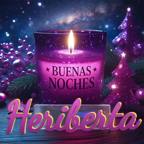 Vela morada brillante dentro de un vaso de vidrio, con la frase 'BUENAS NOCHES', rodeada de adornos festivos brillantes y pequeños árboles de Navidad bajo un cielo nocturno estrellado. El nombre aparece en un marco de vidrio transparente rectangular debajo del vaso. Nombre personalizado: Heriberta.
