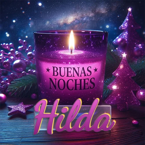 Vela morada brillante dentro de un vaso de vidrio, con la frase 'BUENAS NOCHES', rodeada de adornos festivos brillantes y pequeños árboles de Navidad bajo un cielo nocturno estrellado. El nombre aparece en un marco de vidrio transparente rectangular debajo del vaso. Nombre personalizado: Hilda.
