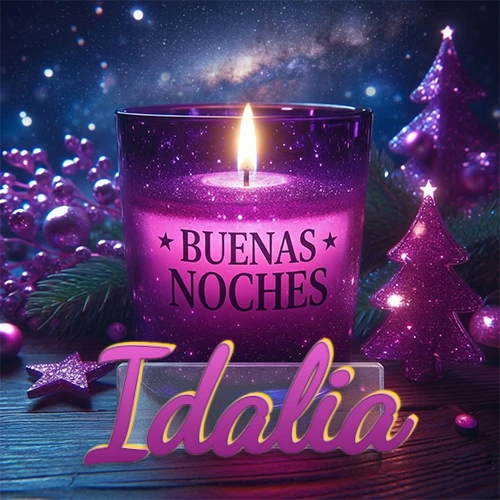 Vela morada brillante dentro de un vaso de vidrio, con la frase 'BUENAS NOCHES', rodeada de adornos festivos brillantes y pequeños árboles de Navidad bajo un cielo nocturno estrellado. El nombre aparece en un marco de vidrio transparente rectangular debajo del vaso. Nombre personalizado: Idalia.