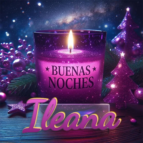 Vela morada brillante dentro de un vaso de vidrio, con la frase 'BUENAS NOCHES', rodeada de adornos festivos brillantes y pequeños árboles de Navidad bajo un cielo nocturno estrellado. El nombre aparece en un marco de vidrio transparente rectangular debajo del vaso. Nombre personalizado: Ileana.